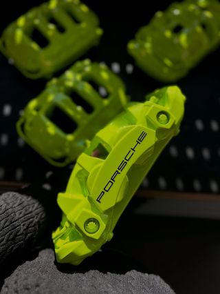 ➡️ Custom lakování brzdových třmenů 🎨 🆕 Nově jsme rozšířili nabídku služeb o lakování brzdových třmenů – v jakékoliv barvě...