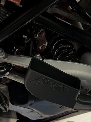 ➡️ Chlazení brzd není detail, ale nutnost. 🔥 Na okruhu dostávají brzdy extrémní zátěž. Opakované brzdění z vysokých...